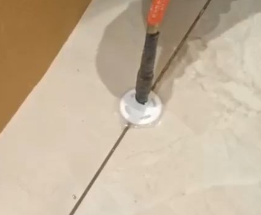 乐昌瓷砖空鼓维修公司专业解答瓷砖在铺贴过程中，如果没有涂抹均匀到位的粘结材料（如水泥砂浆或瓷砖胶），可能会导致以下问题
